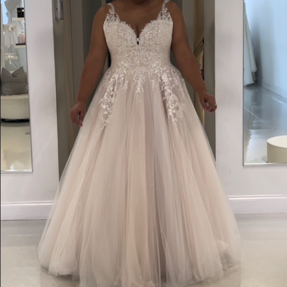 MARTINA LIANA 1014. Size 20/18 plus veil and headpiece
